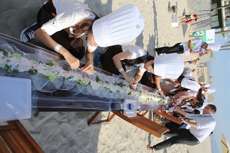 Ai cũng chăn chỉ làm việc