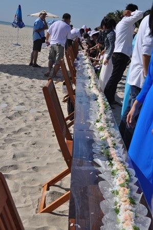 Tham gia gói chiếc bánh cuốn này có 500 bạn sinh viên