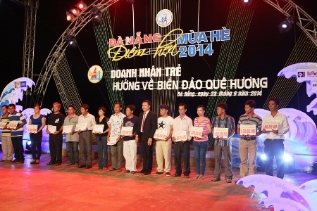 Hội doanh nhân trẻ Đà Nẵng trao tiền cho các ngư dân có hoàn cảnh khó khăn