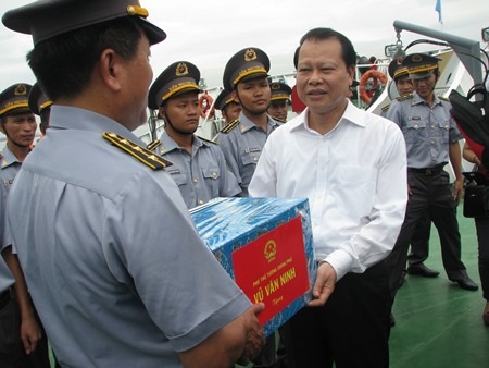 Tặng quà cho lực lượng kiểm ngư