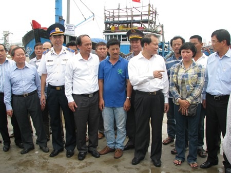 Phó Thủ tướng Vũ Văn Ninh thăm hỏi các ngư dân vừa đánh bắt ở Hoàng Sa trở về