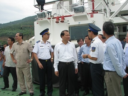 Phó Thủ tướng Vũ Văn Ninh tham quan tàu CSB 8001