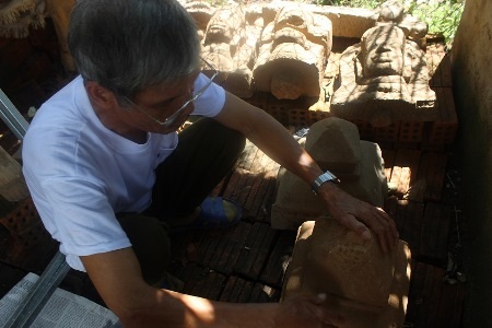 Nhà khảo cổ Nguyễn Chiều giới thiệu về những hiện vật của người Chăm xưa