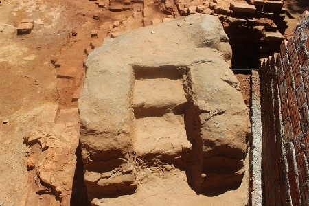 Bậc tam cấp phía tây của tháp Chăm