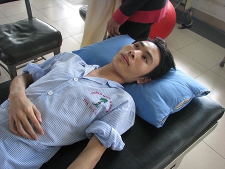 Nghĩa đang nằm điều trị tại Bệnh viện chỉnh hình và phục hồi chức năng Đà Nẵng