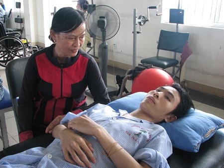 Mắc căn bệnh viêm cột sống dính khớp, Nghĩa phải nằm liệt 6 năm nay