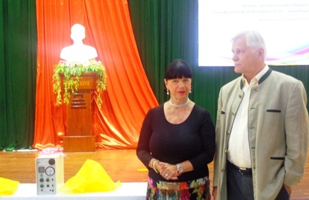 Đà Nẵng: Tặng máy thở xách tay sơ sinh