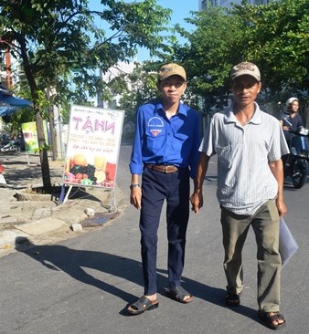 Hai bố con Kha từ Hội đồng thi về phòng trọ.