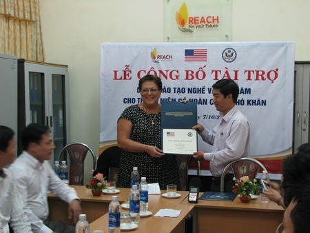 Bà Pierangelo trao giấy chứng nhận tài trợ cho Trung tâm REACH