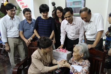 Bộ trưởng Y tế thăm mẹ Việt Nam anh hùng tại Đà Nẵng