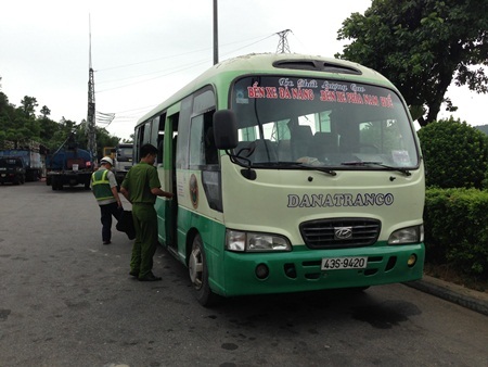 Chiếc xe khách bị cháy đã được đưa ra khỏi hầm