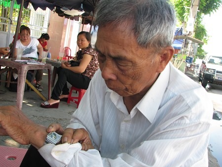 Hồi hồi ông lại ngó đồng hồ xem còn bao nhiêu thời gian nữa là kết thúc môn thi.