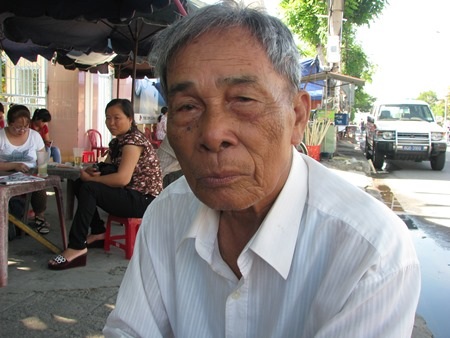 84 tuổi rồi nhưng ông Xứng vẫn chạy xe máy chở cháu đi thi.