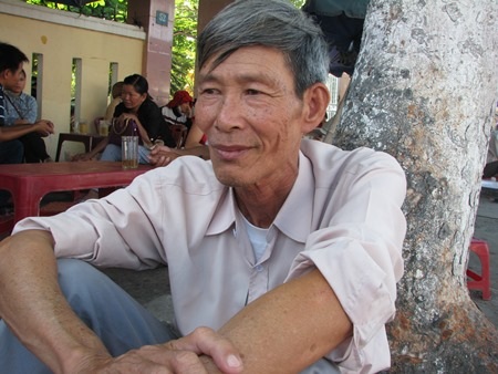 Ông Hùng đợi cháu bên ngoài hội đồng thi.