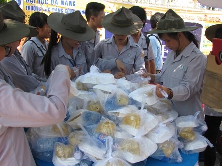 1.200 suất cơm chay miễn phí được phát tới các sĩ tử trưa 4/7.