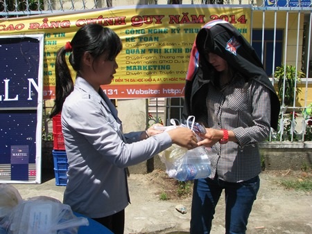 Các thí sinh nhận cơm miễn phí.