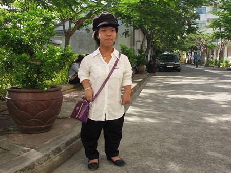 Thí sinh Kim Uyên có dáng người tí hon.