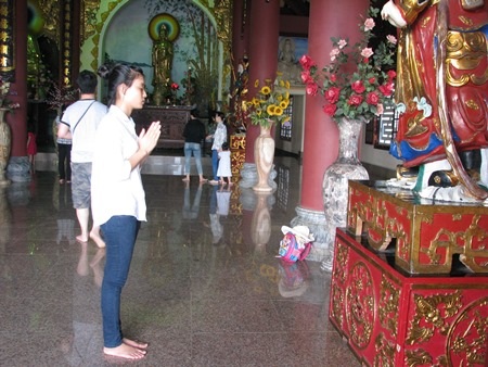 Phút tịnh tâm tại chùa.