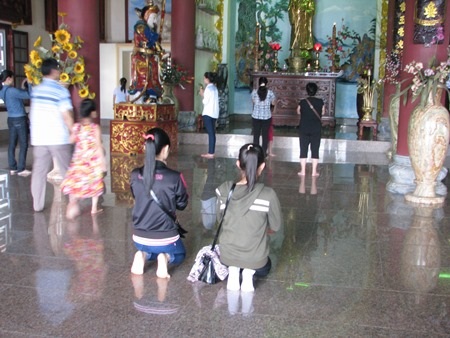 Nhiều sĩ tử lên chùa cầu may trước ngày thi 