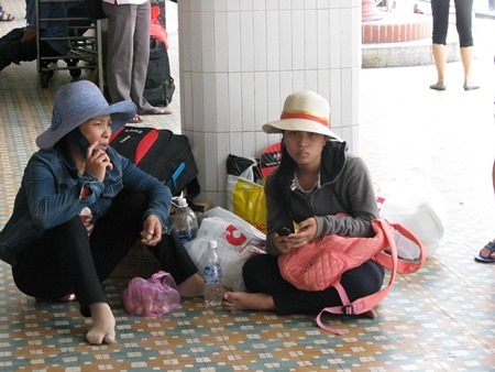 Hai mẹ con thí sinh này ngồi đợi tàu đến 