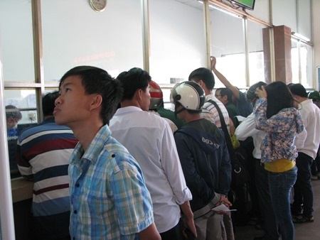 Thí sinh và phụ huynh mua vé tàu 