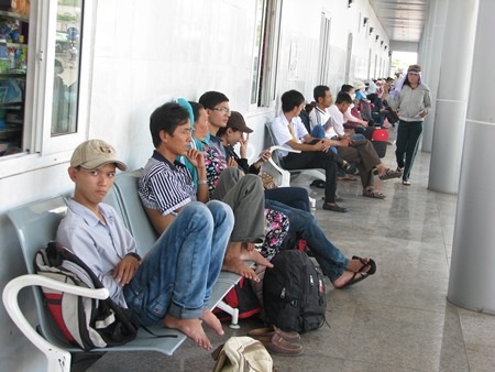 Thí sinh ngồi đợi xe ở bến xe
