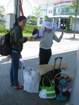 Hai mẹ con thí sinh này sắm cả quạt, chiếu và đồ nấu ăn nên khi về hơi vất vả. (Ảnh: Khánh Hồng)