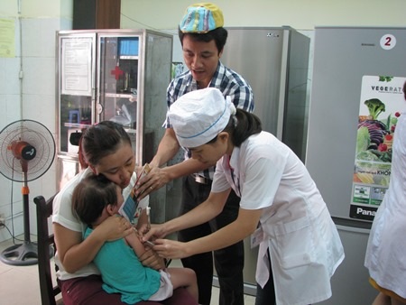 Một trẻ được tiêm mũi vắc-xin viêm não Nhật Bản B