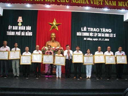 Dịp này có 47 gia đình được tặng huân chương độc lập