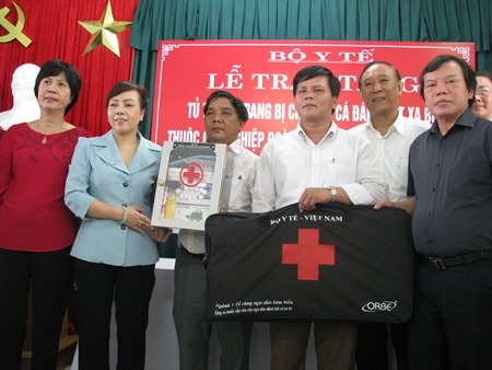 Tặng tủ thuốc cho ngư dân