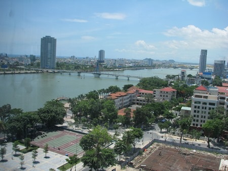 Từ tòa nhà Trung tâm hành chính nhìn ra sông Hàn