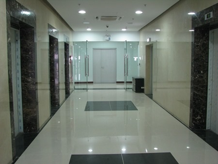 Do mới có 3 Sở chuyển tới nên tòa nhà vẫn khá vắng vẻ