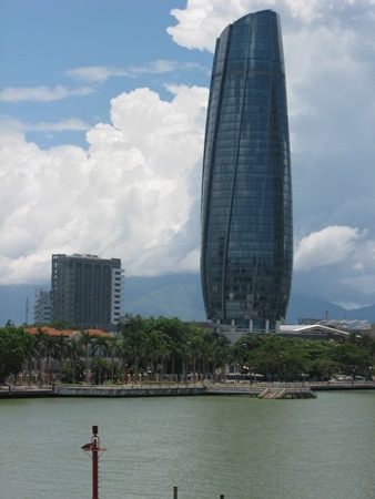 Tòa nhà Trung tâm Hành chính nằm bên bờ sông Hàn, trở thành điểm nhấn cho TP Đà Nẵng.