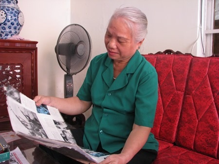 Bà Thủy xem lại những kỷ niệm khi làm nhân viên bưu điện 