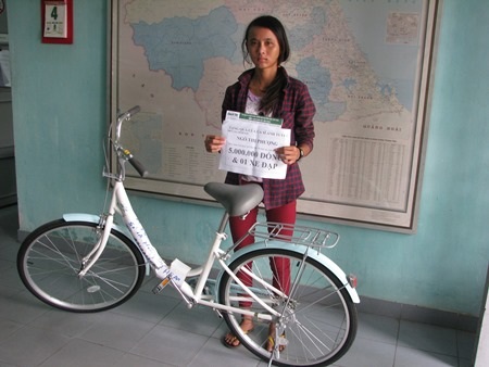 Em Ngô Thị Phượng nhận chiếc xe đạp và 5 triệu đồng do ca sĩ Ánh Tuyết tặng 