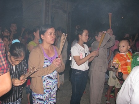 Thắp nén hương thành kính dâng lên cha mẹ 