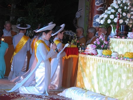 Người dân được nghe thuyết giảng về công ơn sinh thành và nuôi dưỡng của cha mẹ 