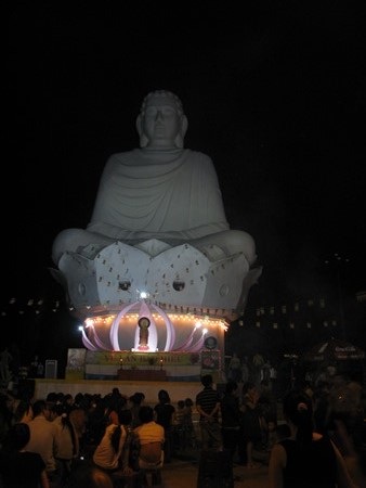 Người dân đổ lên chùa dự lễ Vu Lan báo hiếu