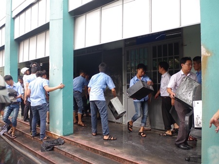 Vận chuyển các vật dụng khác ra nơi an toàn 