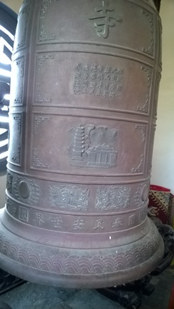Sĩ tử ghi ước nguyện lên chuông chùa - 7 Phía bên ngoài chuông.