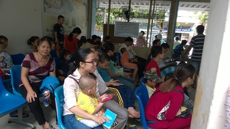Đà Nẵng: Đổ xô đi tiêm vắc xin viêm não Nhật Bản B - 1 Người dân ngồi chờ để được tiêm vắc-xin cho con tại Trung tâm y tế dự phòng