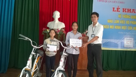 Ca sĩ Ánh Tuyết tặng 3 chiếc xe đạp và 10 triệu đồng đến các cháu mồ côi - 1 Ca sĩ Ánh Tuyết tặng 3 chiếc xe đạp và 10 triệu đồng đến các cháu mồ côi