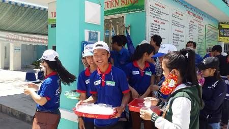 Những ly nước chanh đá mát lạnh sẵn sàng phục vụ sĩ tử.