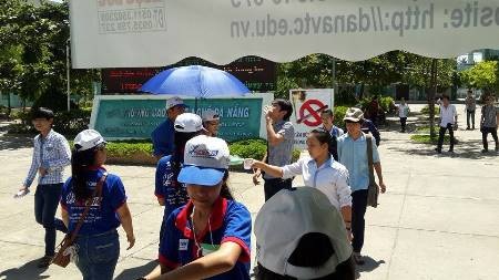 Các thí sinh được uống những ly nước chanh đá sau khi kết thúc môn thi.