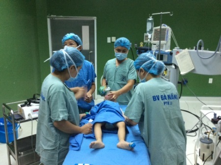 Các bác sĩ tiến hành cấy điện cực ốc tai cho bệnh nhân