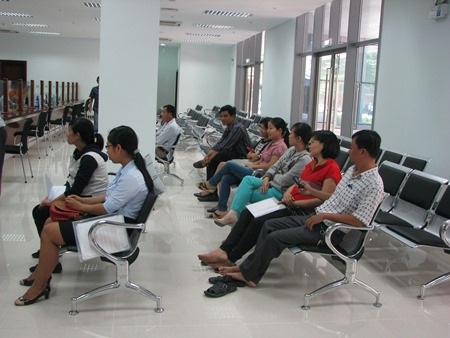 Những người dân đầu tiên tới liên hệ làm việc tại Trung tâm Hành chính thành phố