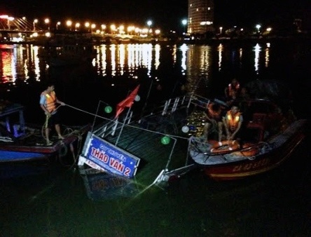 Tàu chìm trên sông Hàn, 10 du khách được cứu kịp thời - 1 Lực lượng chức năng đang cố gắng kéo chiếc thuyền bị chìm vào bờ