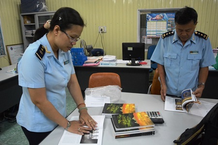 Số sách Mer de Chine Méridionale in hình bản đồ Việt