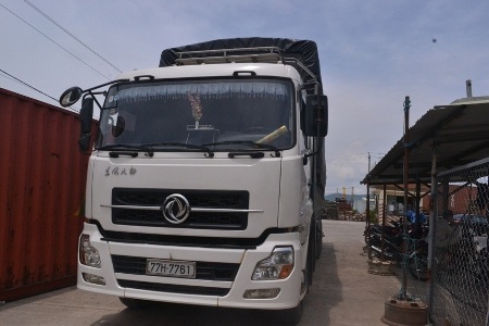 Chiếc xe quá tải bị lực lượng chức năng phát hiện 