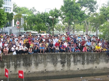 Giải đua thu hút đông đảo người dân đến xem và cổ vũ cho các đội ngay từ sáng sớm 